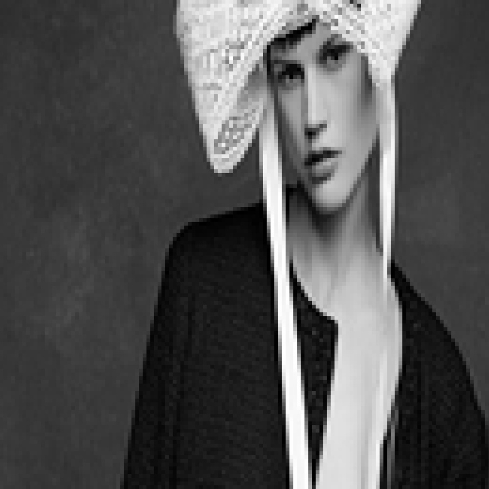  طوكيو  تروي حكاية الجاكيت الأسود لـ  Chanel    