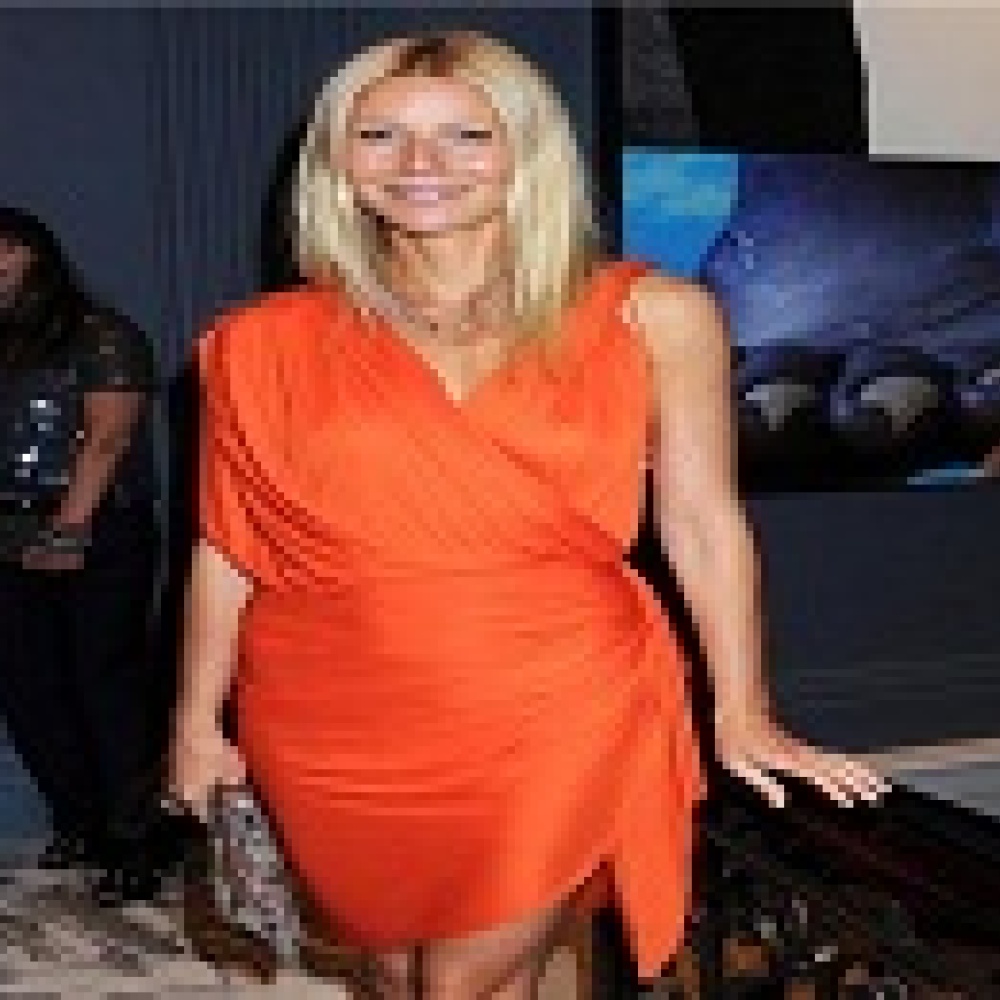 سارة باكستون بأقراط من H.STERN