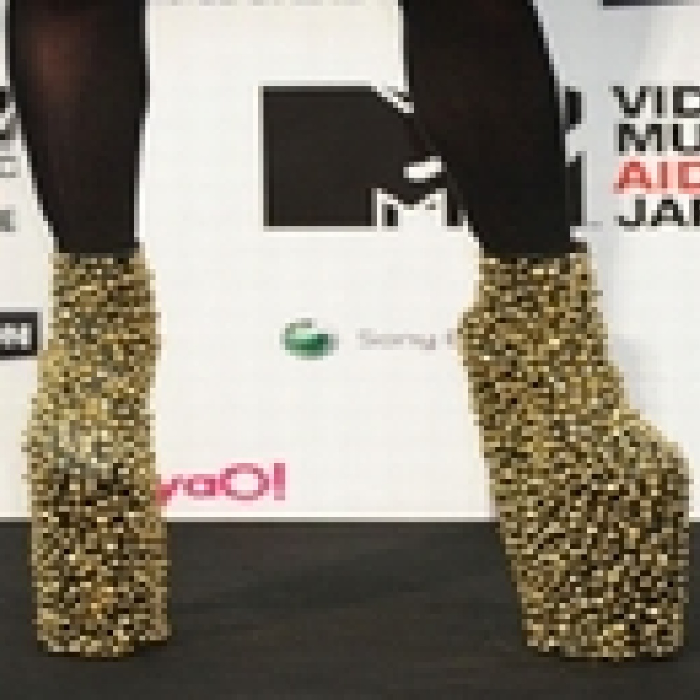 أغرب أشكال الأحذية للنجمات العالمية 2011