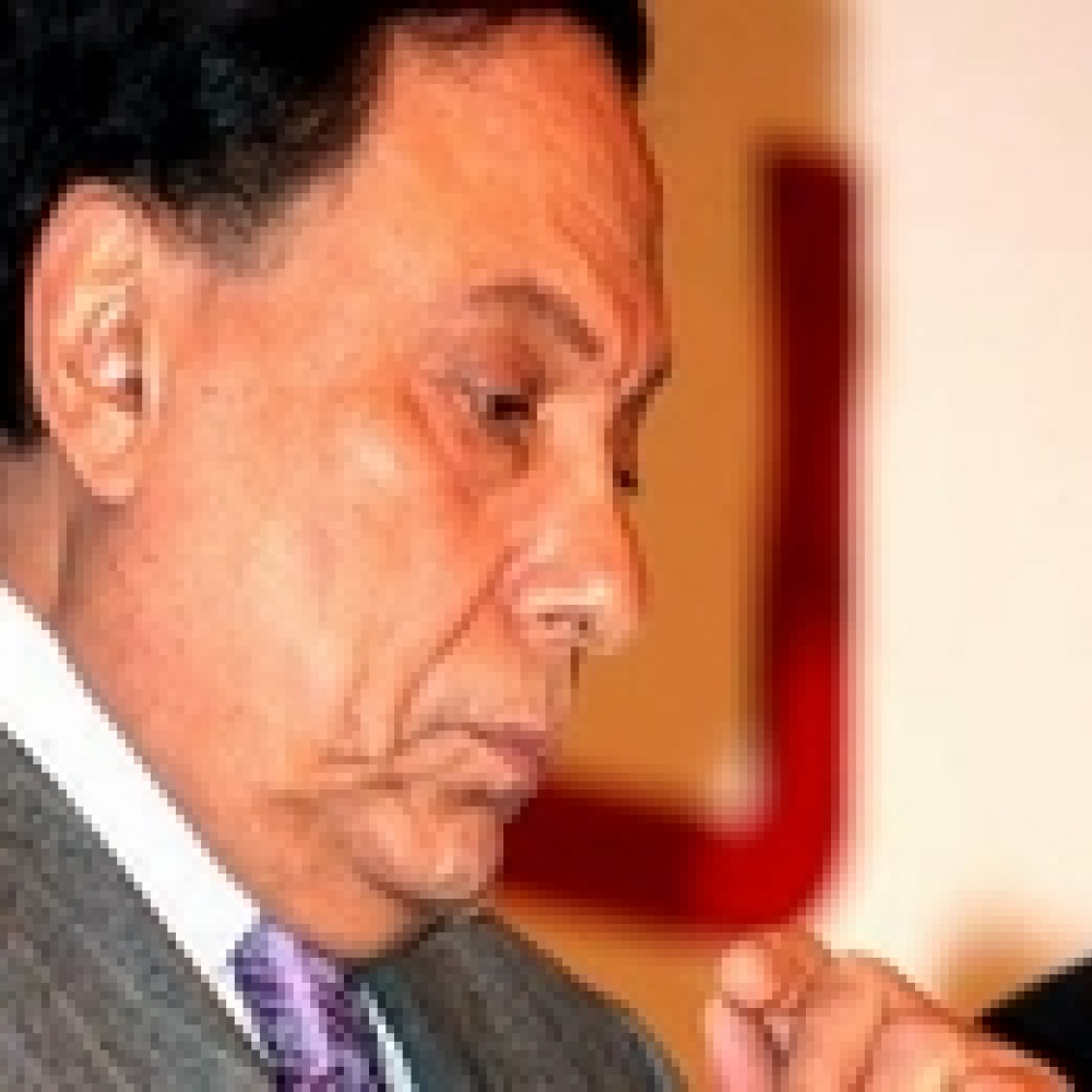 بلطجية يوسعون عادل إمام ضربا