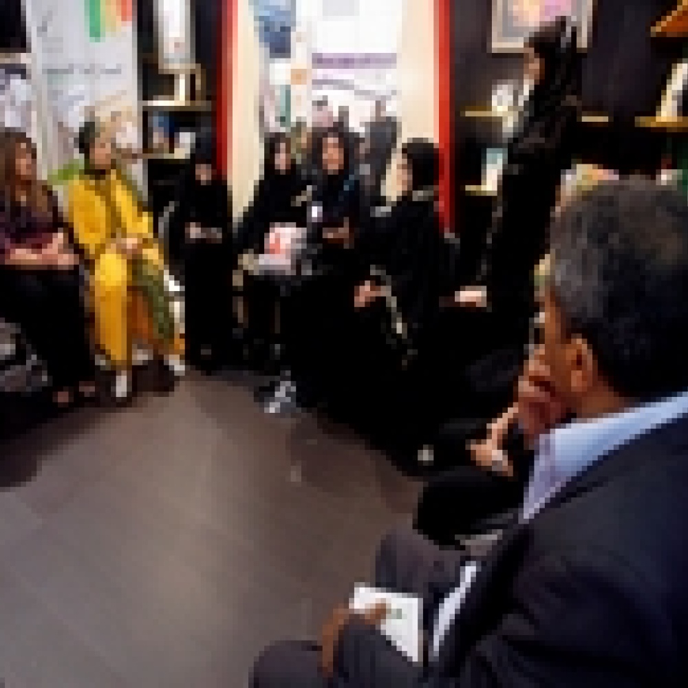 أديبات إماراتيات يؤلفون 