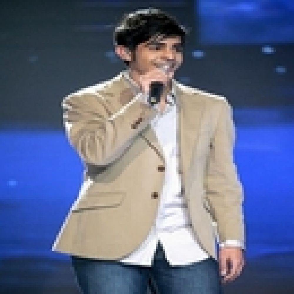 نجم  ستار أكاديمي  يرسل هداياه لأطفال راشد