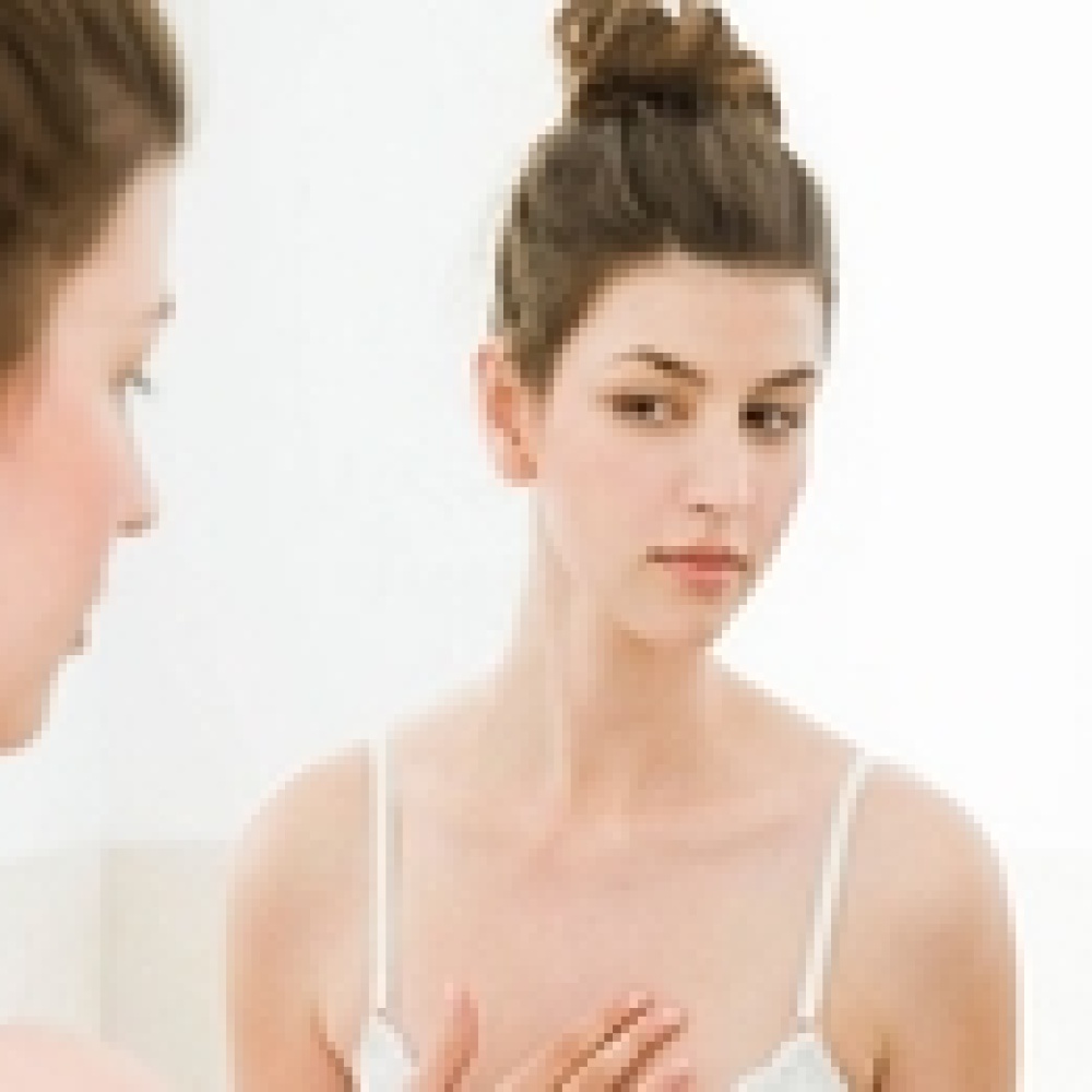 دراسة تؤكد قلق النساء عند الخروج بدون ماكياج