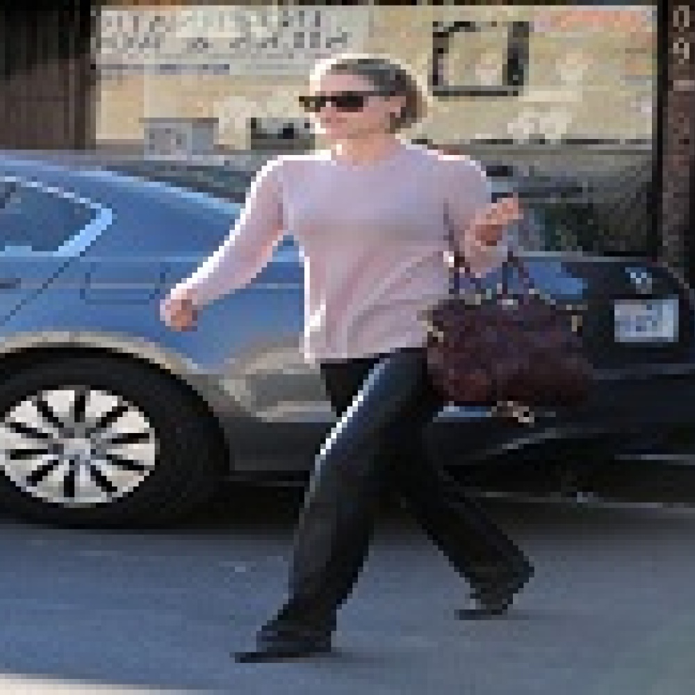 آلي لارتر بحقيبة من Coach