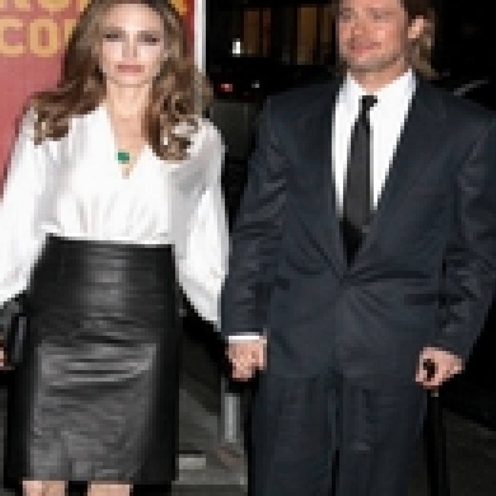 بتنوره جلدية..انجلينا تخطف الأضواء من براد بيت