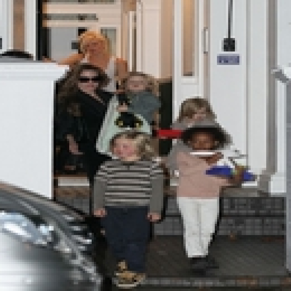 أنجلينا جولي لا تفرض على أولادها شيئا