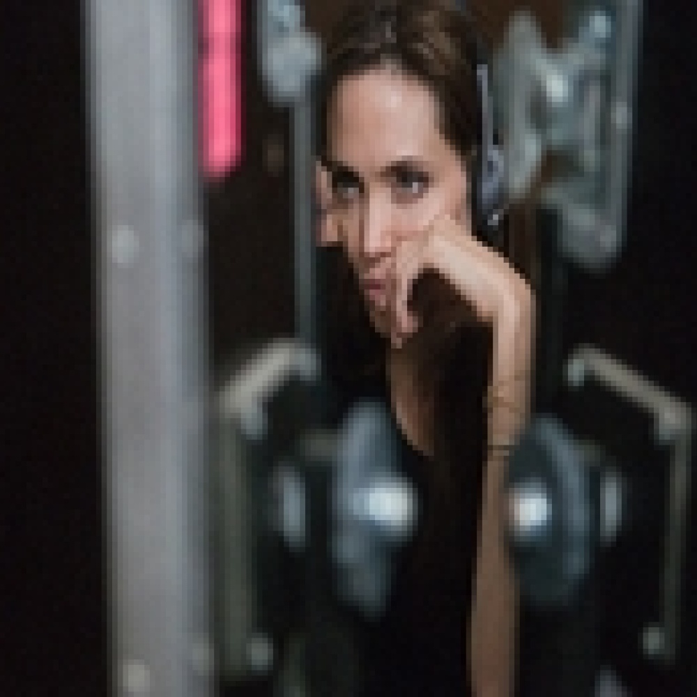 انجلينا جولي تجمع الفن والإنسانية في  أرض الدم والعسل  