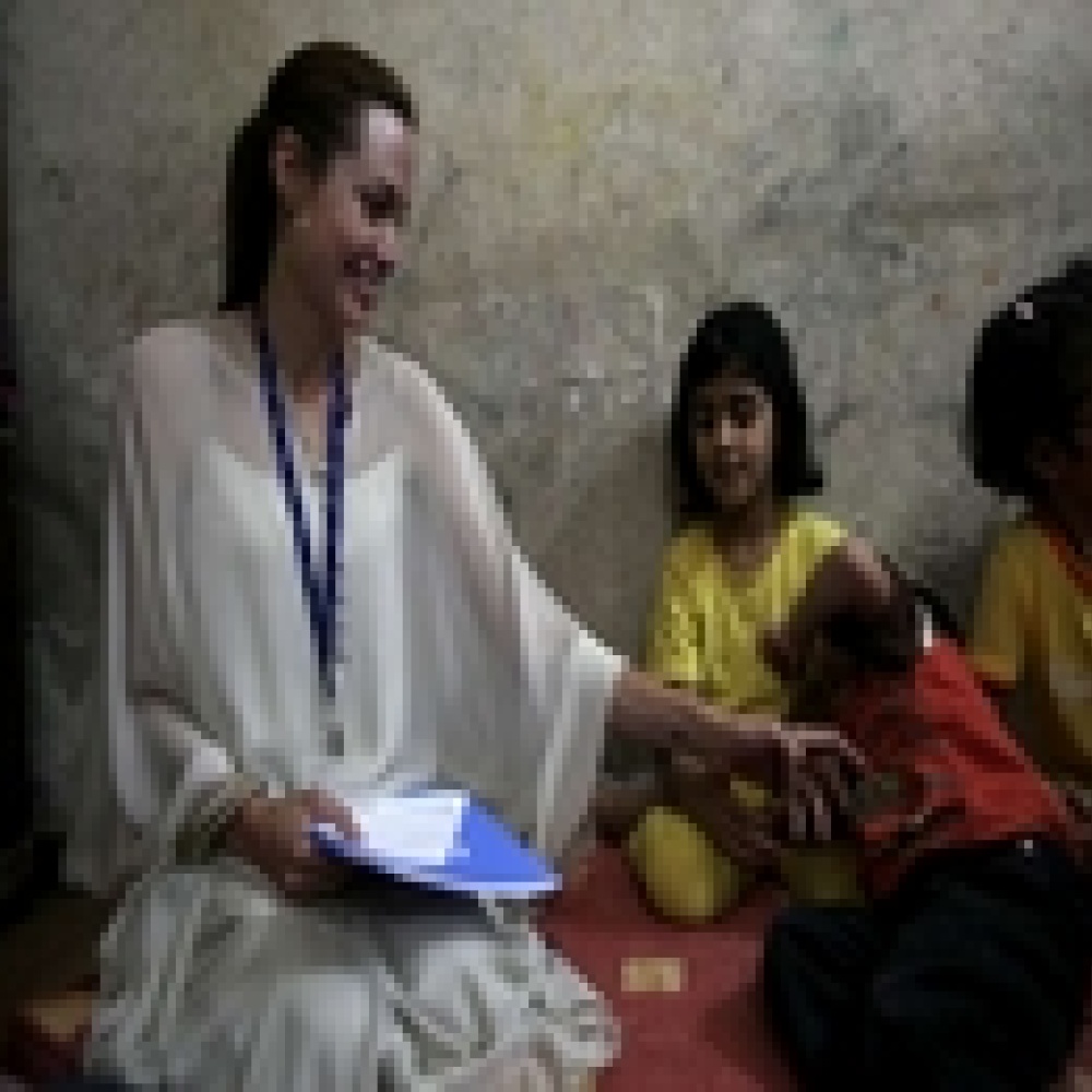 أنجلينا جولي تجوّع نفسها تضامناً مع الفقراء