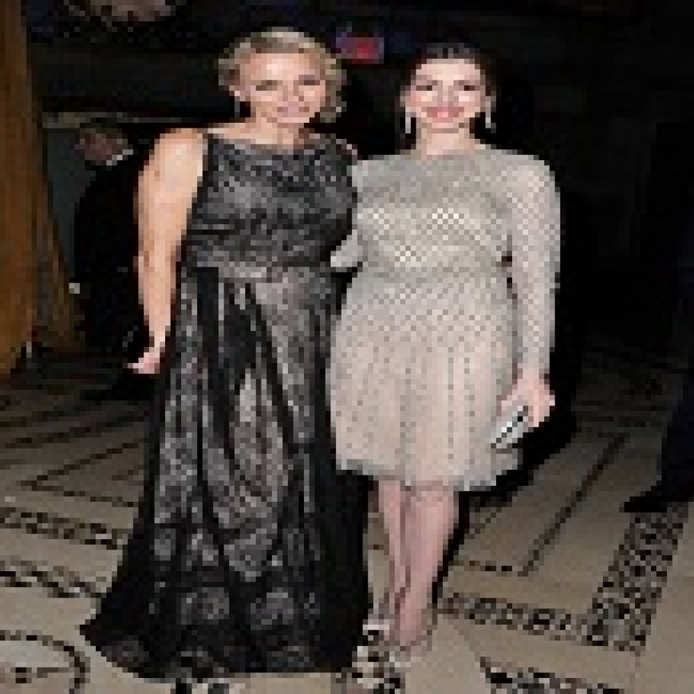 آن هاواثاي بحقيبة من  فيراغامو 