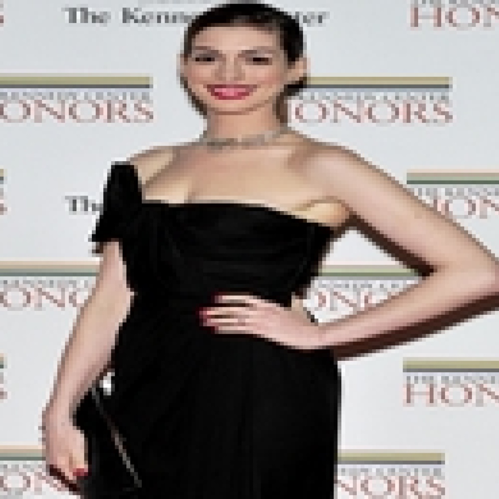 الممثلة آن هاثاواي تتباهى بخاتم خطوبتها