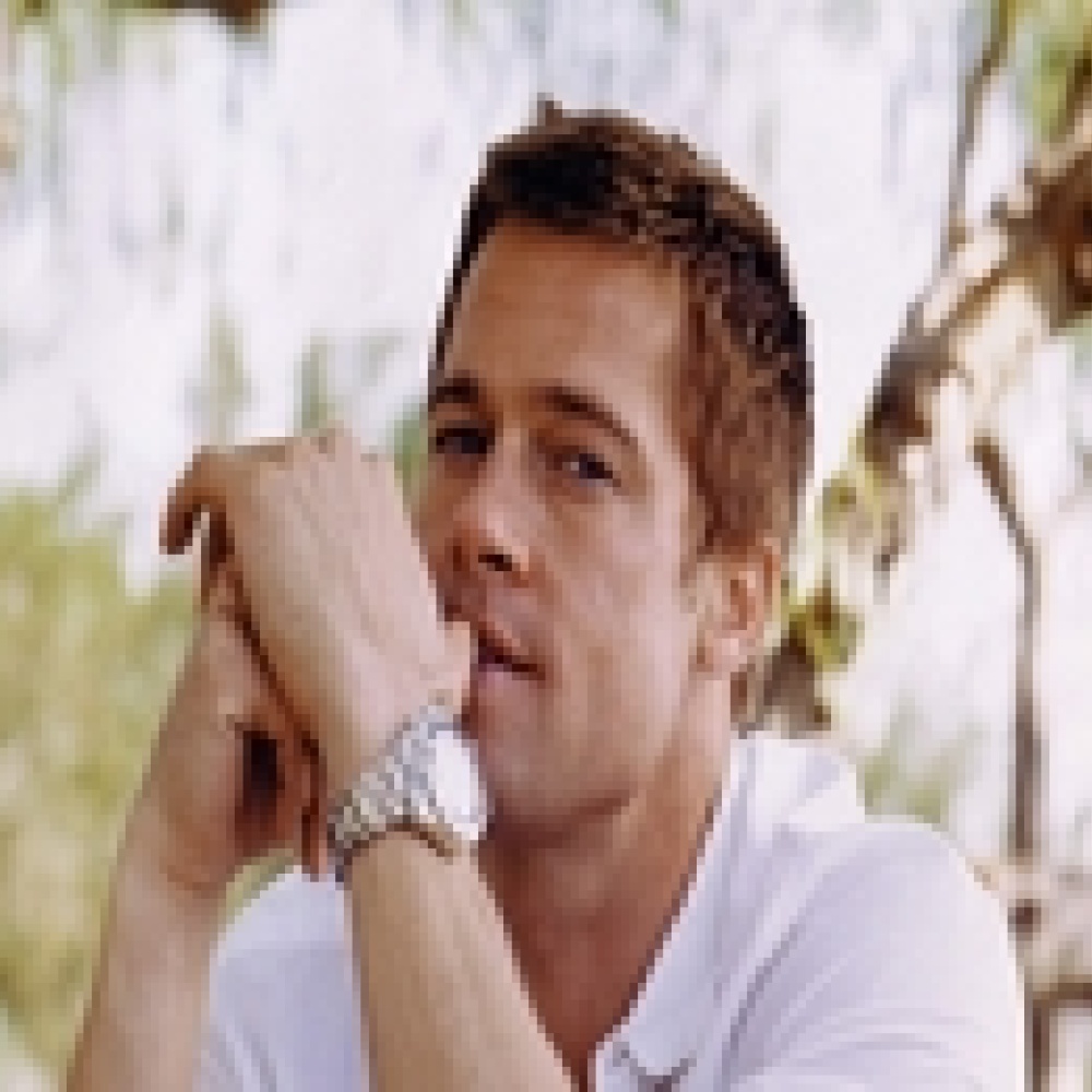 براد بيت ينقذ ممثلة كومبارس أثناء تصوير مشهد سينمائي