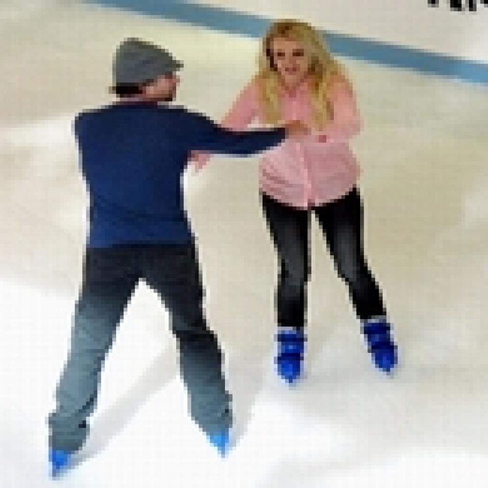 بريتني سبيرز تحتفل بعيد ميلادها على الجليد