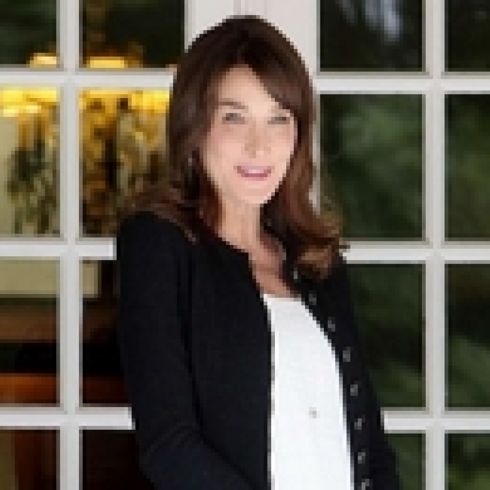 كارلا ساركوزي تنجب طفلة