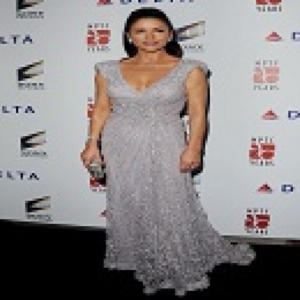 كاثرين جونز تتألق بفستان  من  ايلي صعب 