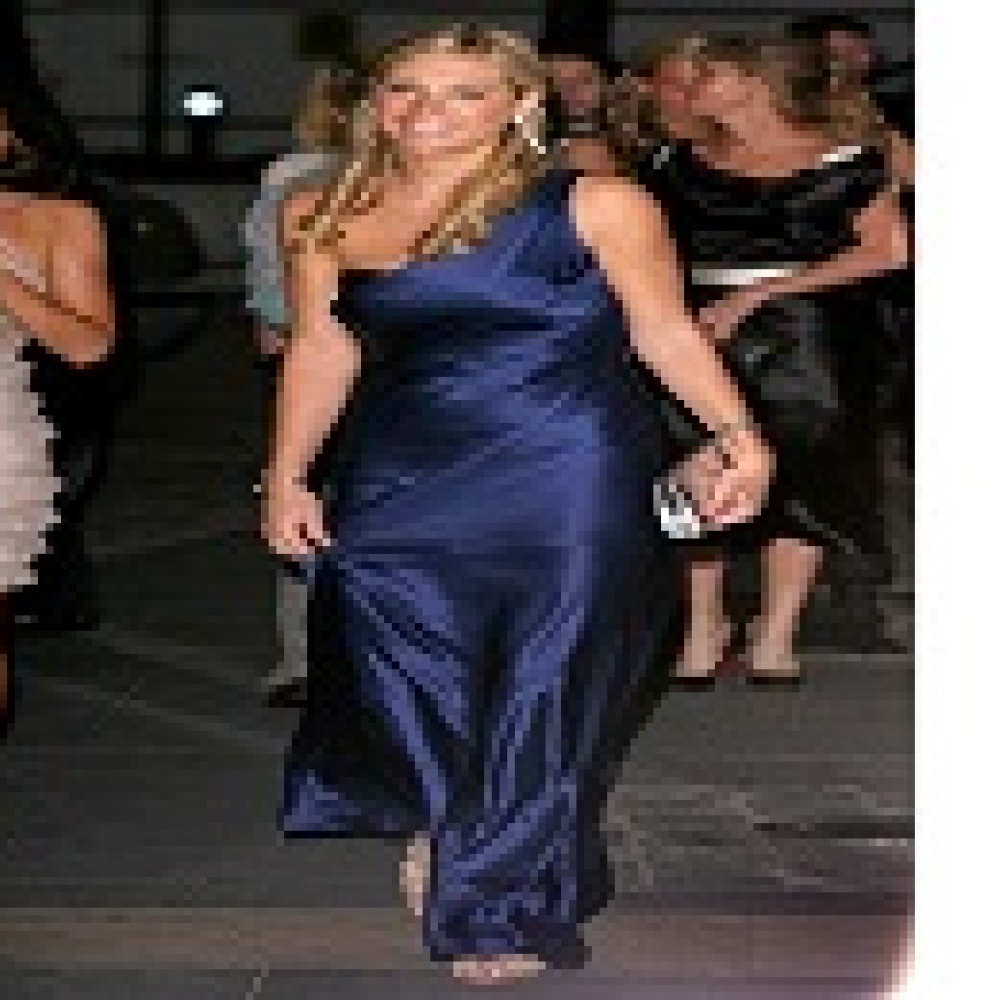 تشيلسي ديفي بفستان من "Alberta Ferretti"