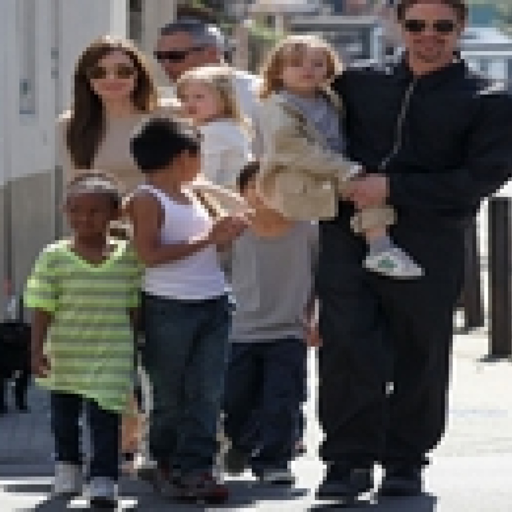 أولاد انجلينا جولي وبراد بيت يدرسون في بريطانيا