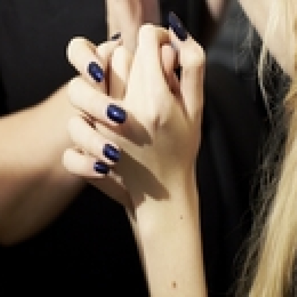 أظافر زرقاء