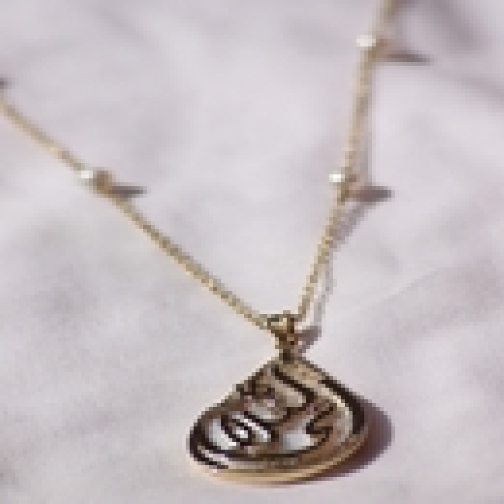 قلادة حصرية للأمهات من تصميم منى الحداد 