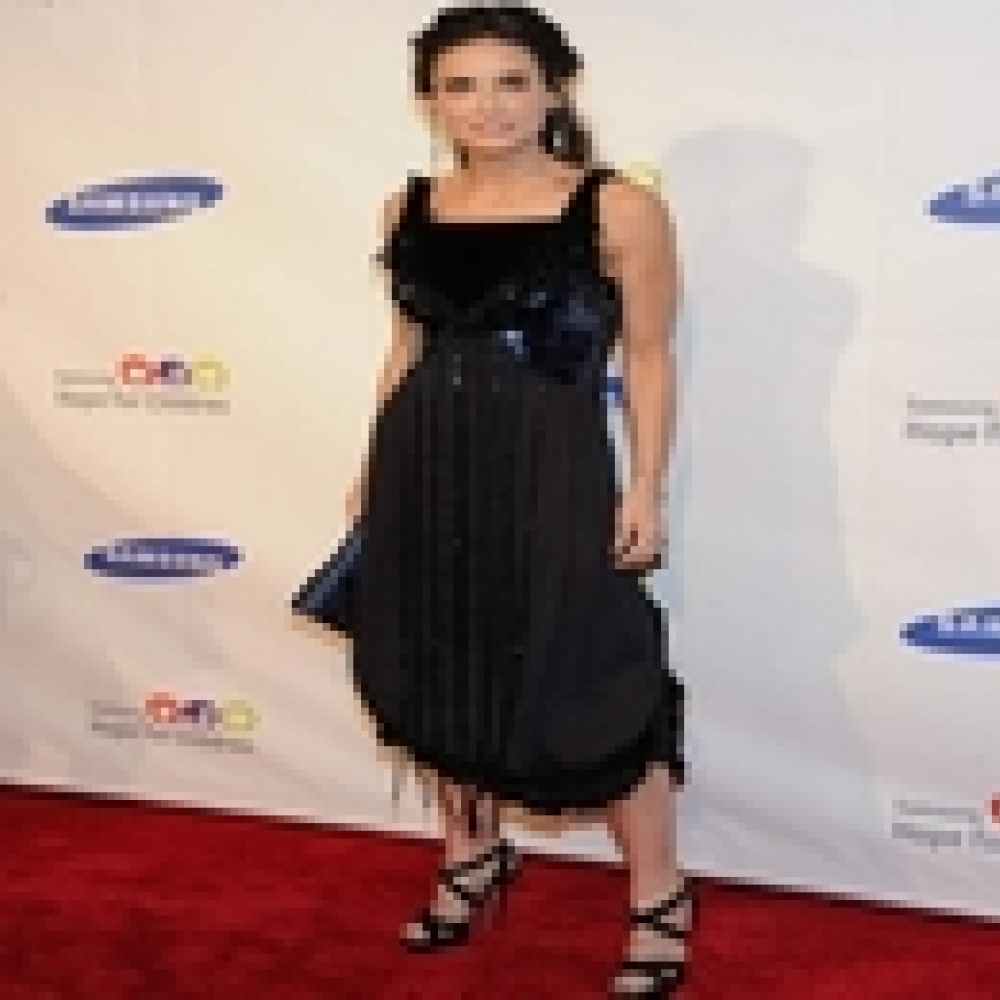 ديمي مور تبرز أنوثتها بفستان من Louis Vuitton