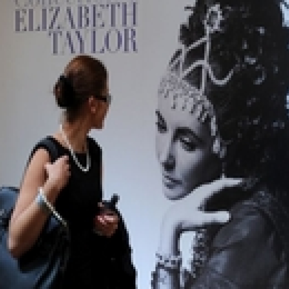 مزاد لبيع مقتنيات إليزابيث تايلور في موسكو