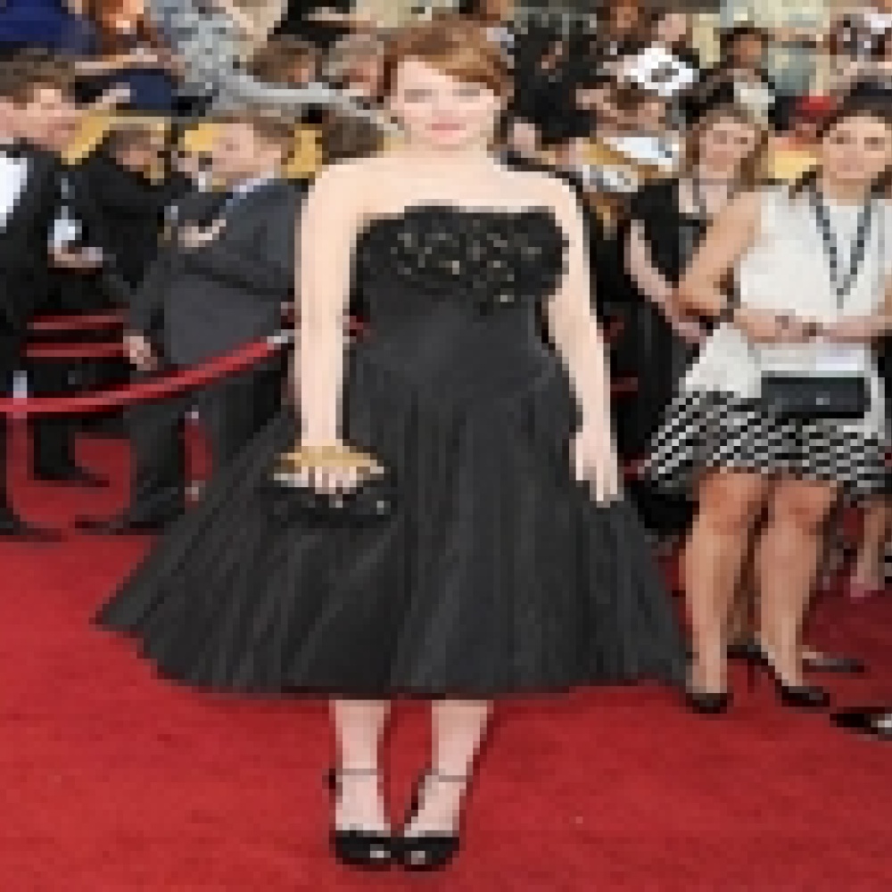 إيما ستون تتألق في فستان من تصميمات ألكسندر ماكوين 