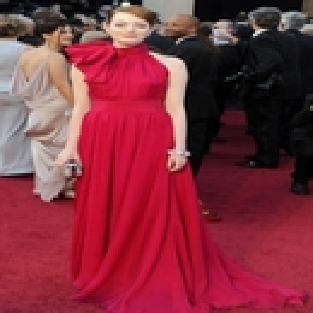 إيما ستون تتألق بفستان أحمر على السجادة الحمراء في حفل توزيع جوائز الأوسكار