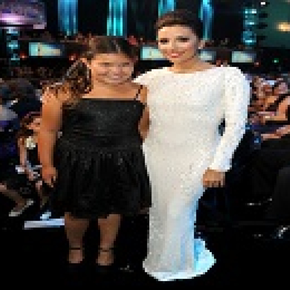 إيفا لونغوريا ترتدي   Alberta Ferretti 