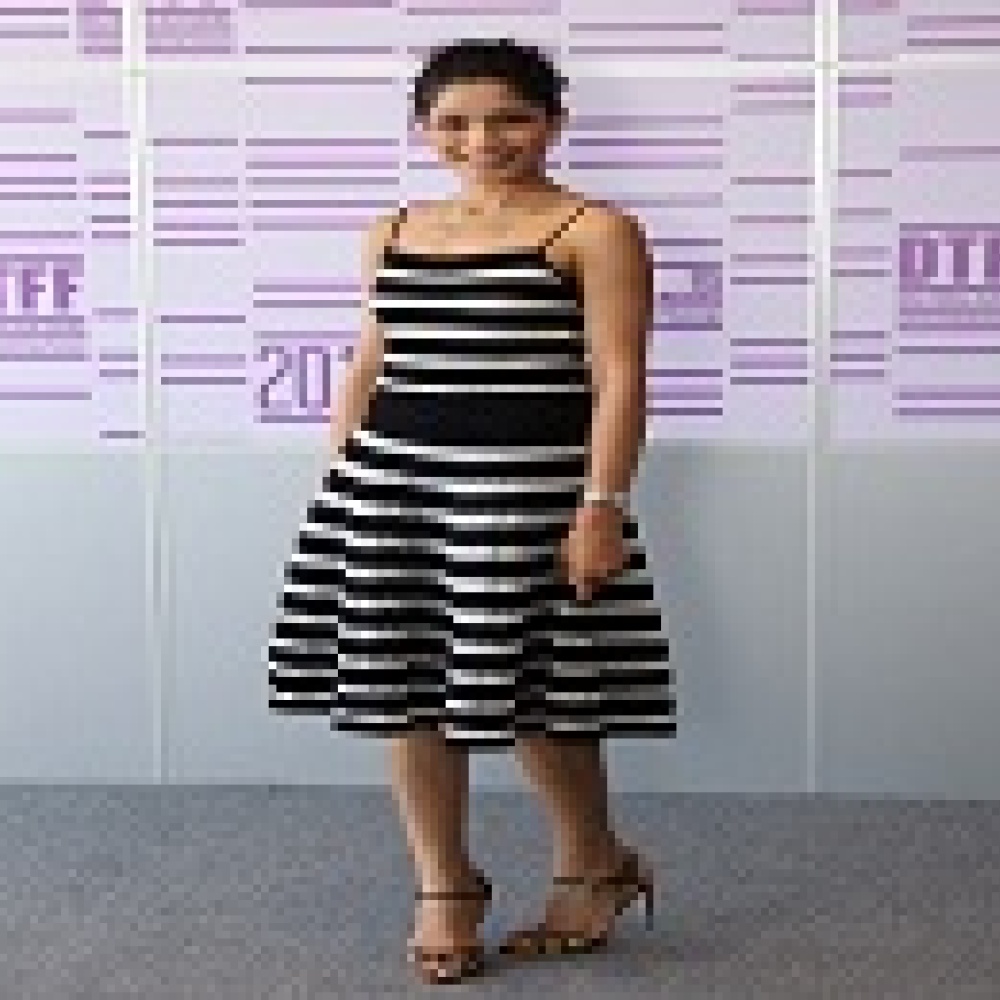 فريدا بينتو ترتدي  فيراغامو  