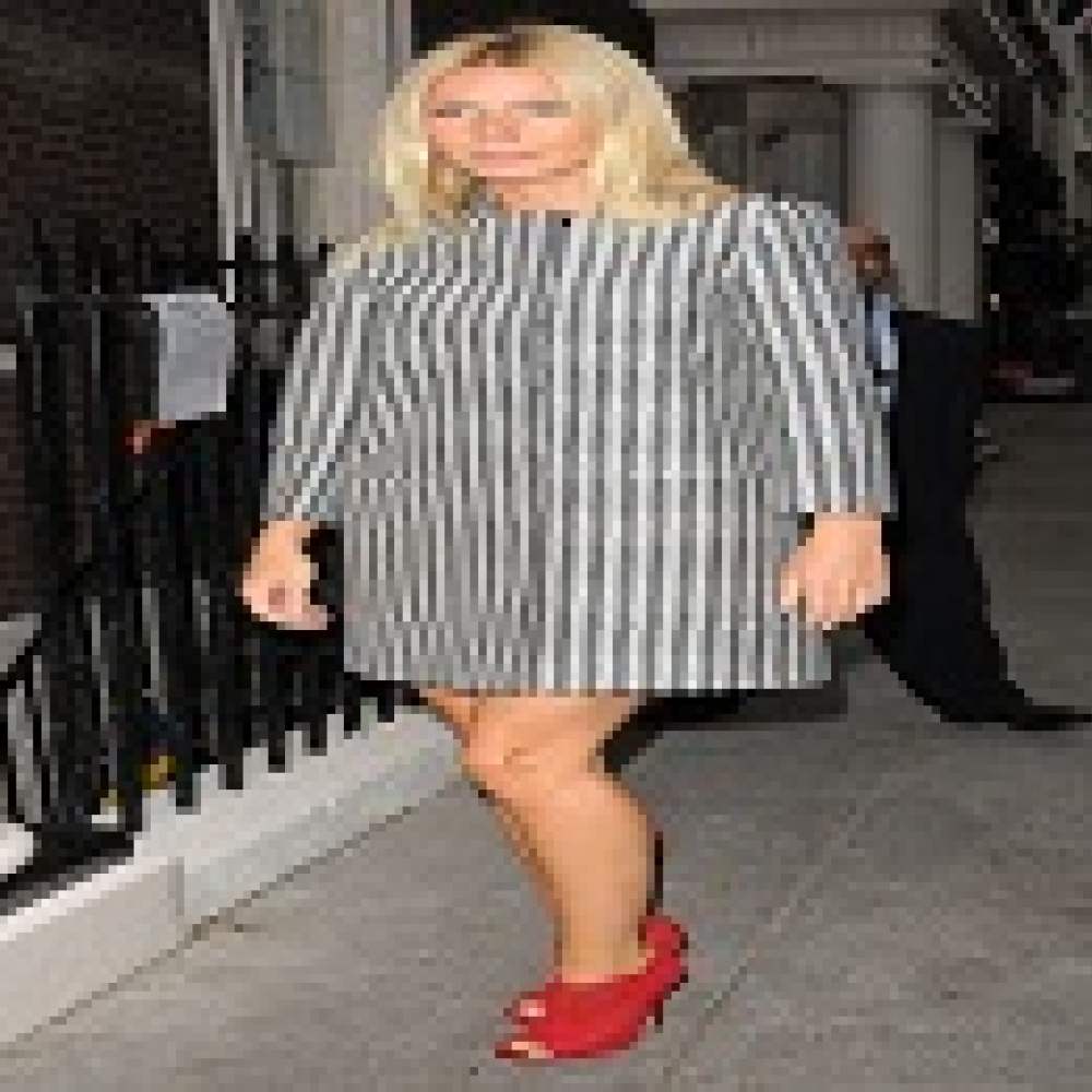 غوينيث بالترو بحذاء من   Jimmy Choo 