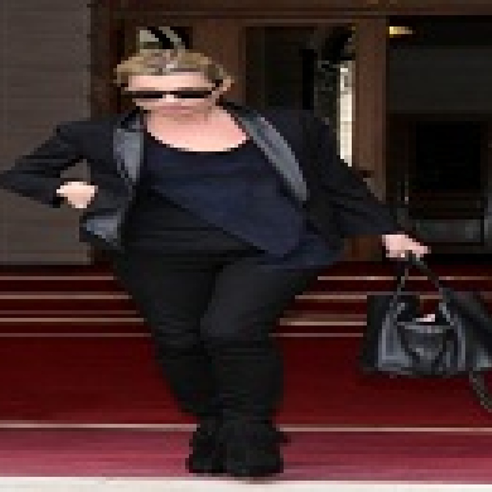 كيت موس بحقيبة من  CAROLINA HERRERA 