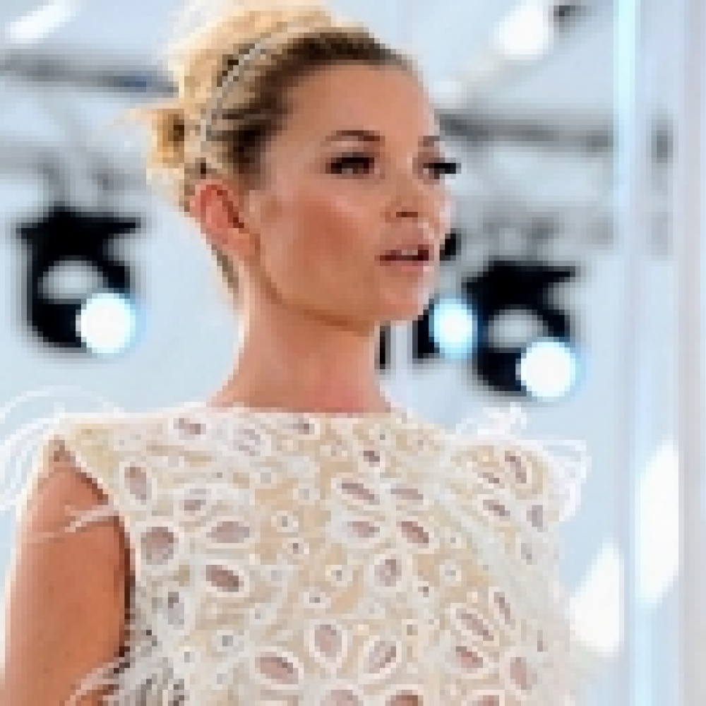 كيت موس تحافظ على جمالها بالثلج