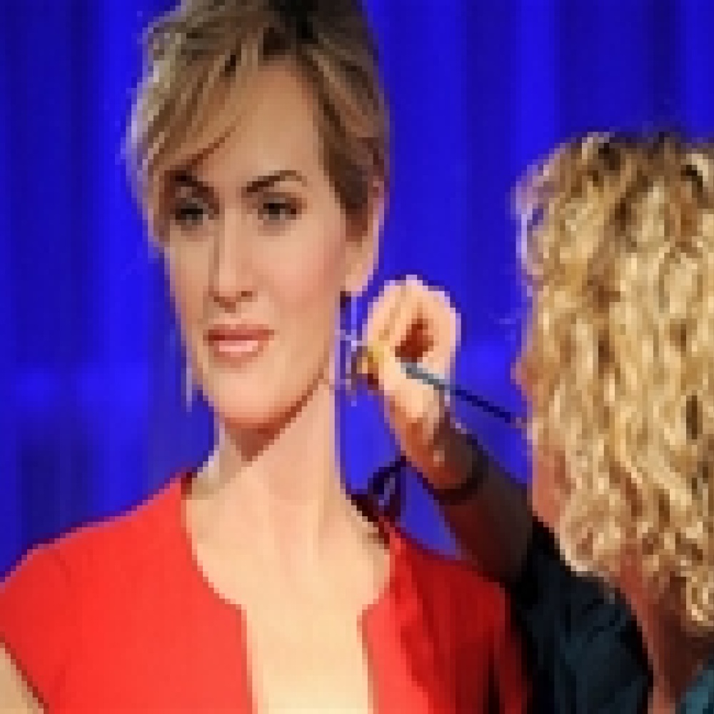 كايت وينسلت في متحف مدام توسو ببصمة إيلي صعب