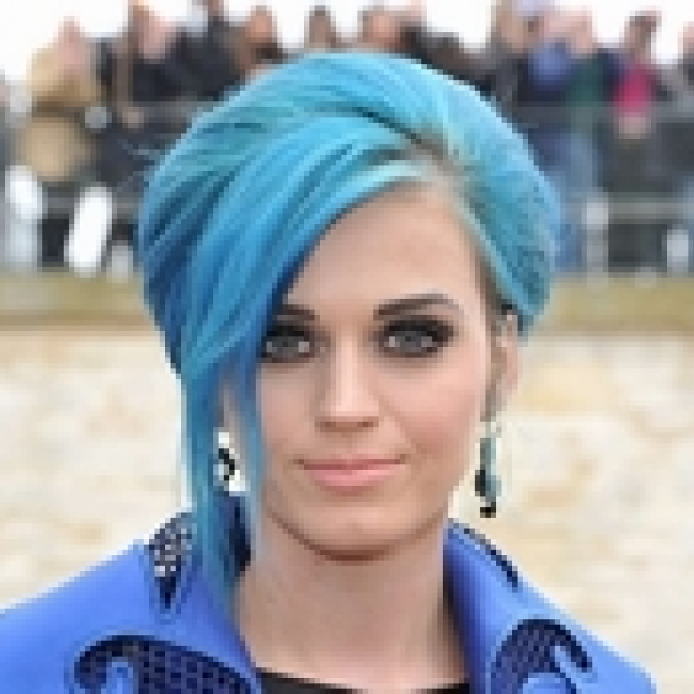 كاتي بيري تتألق في اللون الأزرق