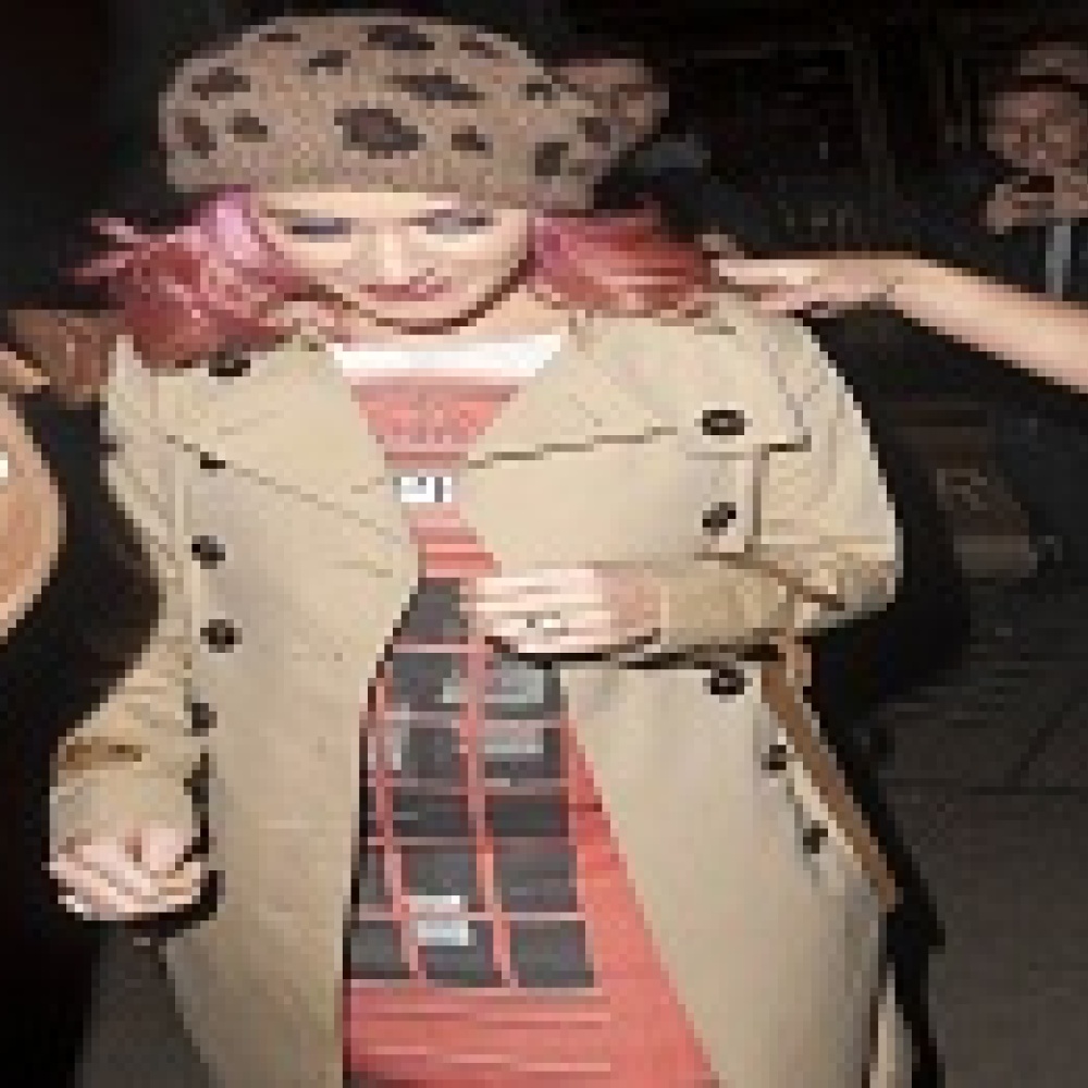 كاتي بيري بثوب "هاتف" من " Moschino"