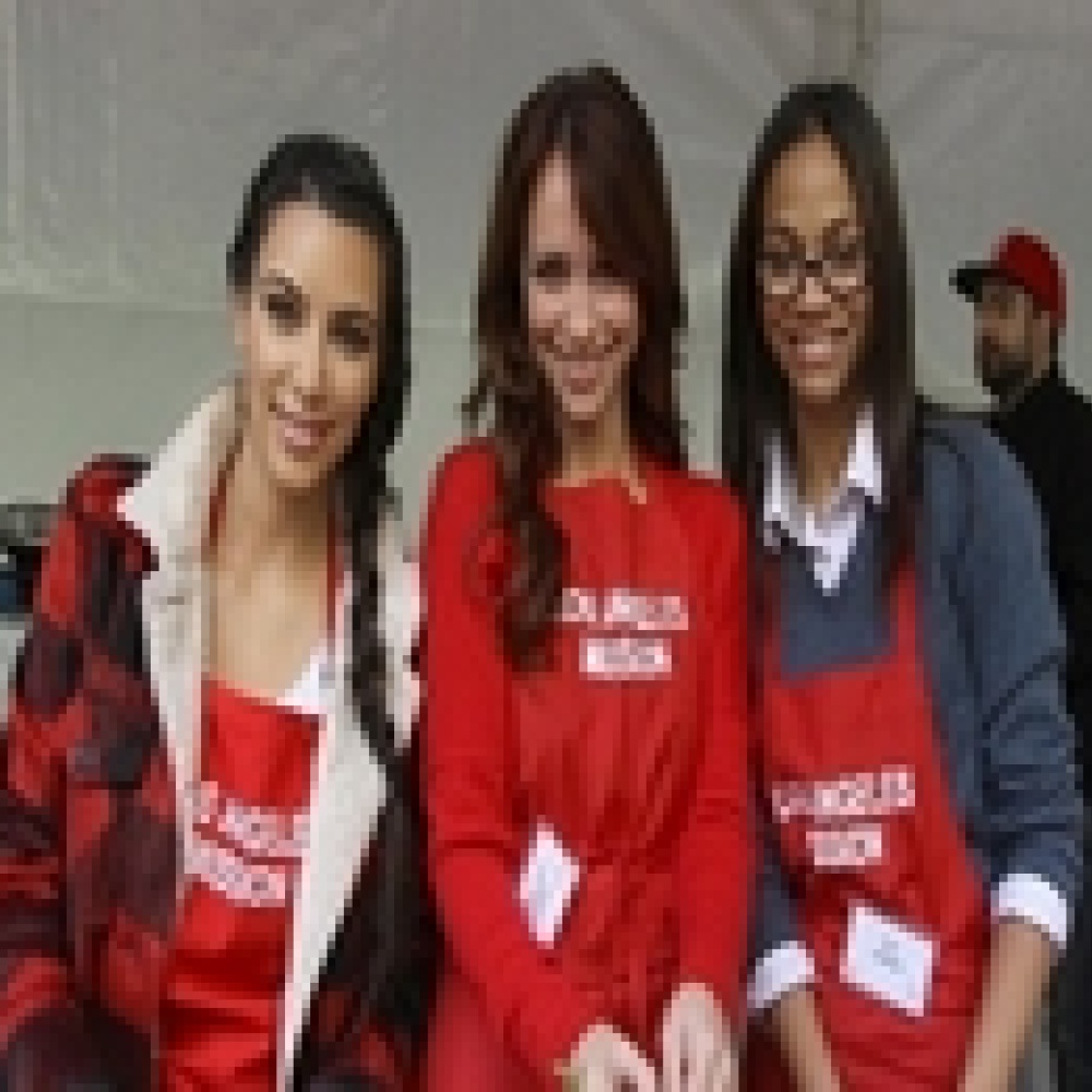 بعد طلاقهما... كيم كارديشيان وزو سالدانا تحضران طعام المشردين