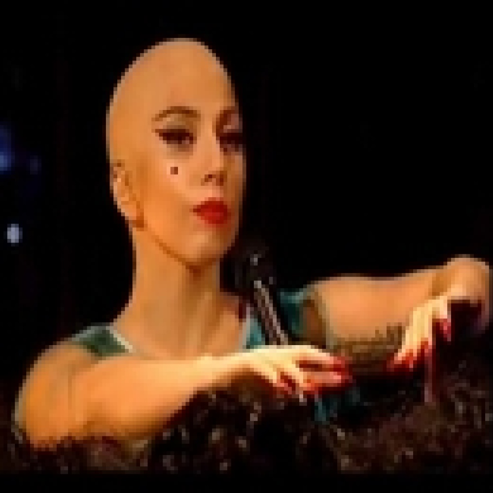 ليدي جاجا تصدم جمهورها بالصلع