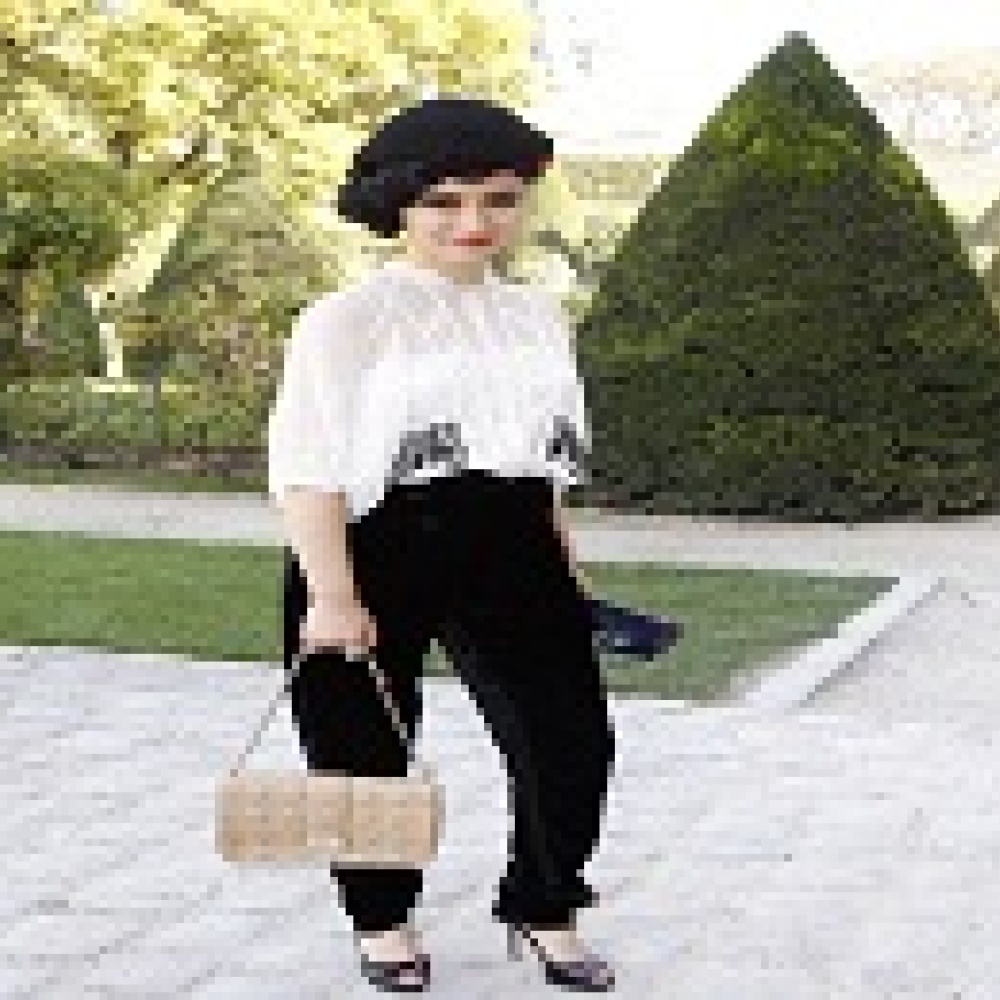 نجمات هوليوود يحملن حقائب  MISS DIOR