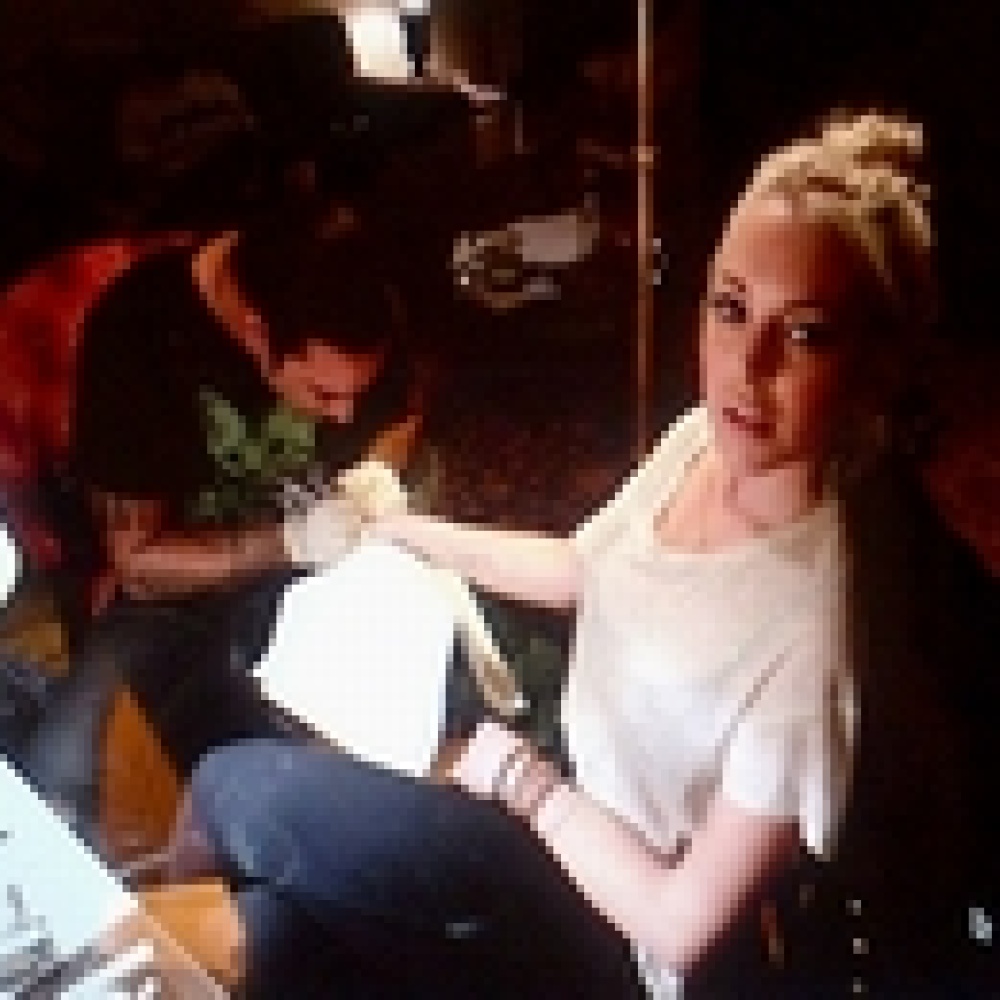 ليندسي لوهان تضع وشم على رسغها بعنوان الحياة بدون ندم 