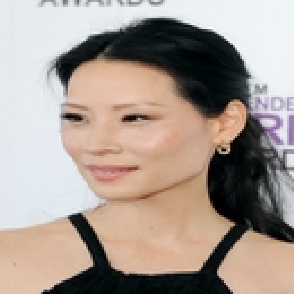 لوسي ليو شريكة شرلوك هولمز في عمل تلفزيوني