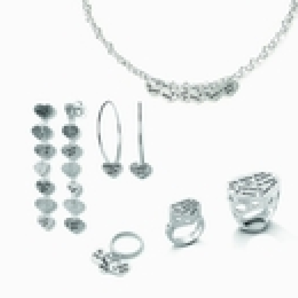 &quot;نانيس&quot; تقدم قلادة من القلوب للعشاق