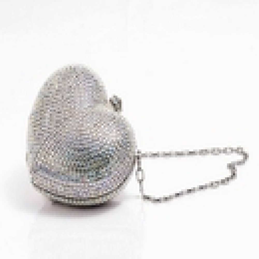 ماجستيك آنجلز: ضعي &quot;القلب&quot; بين يديها