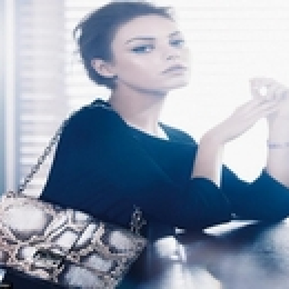 ميلا كونيس الوجه الجديد لحقائب ديور