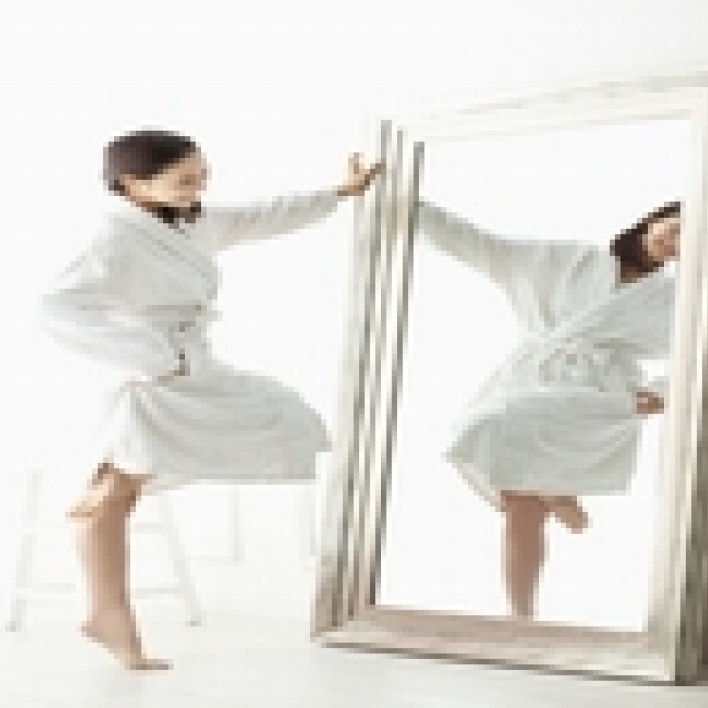 كيف تعلقين مرآة ثقيلة؟