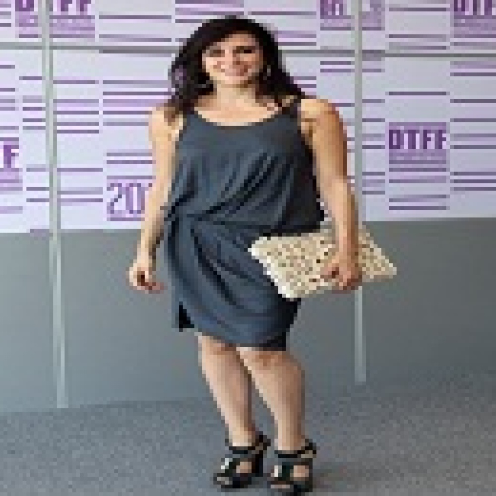 نادين لبكي تنتعل صندلا من   Hoss Intropia 