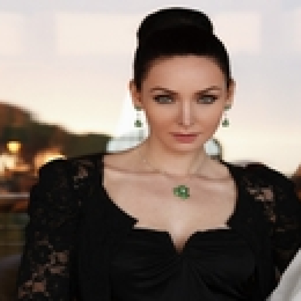 ملكة جمال الكون السابقة نتالي جليبوفا تتزين بمجموعة زهرة الخلود  من  دار معوض للمجوهرات 