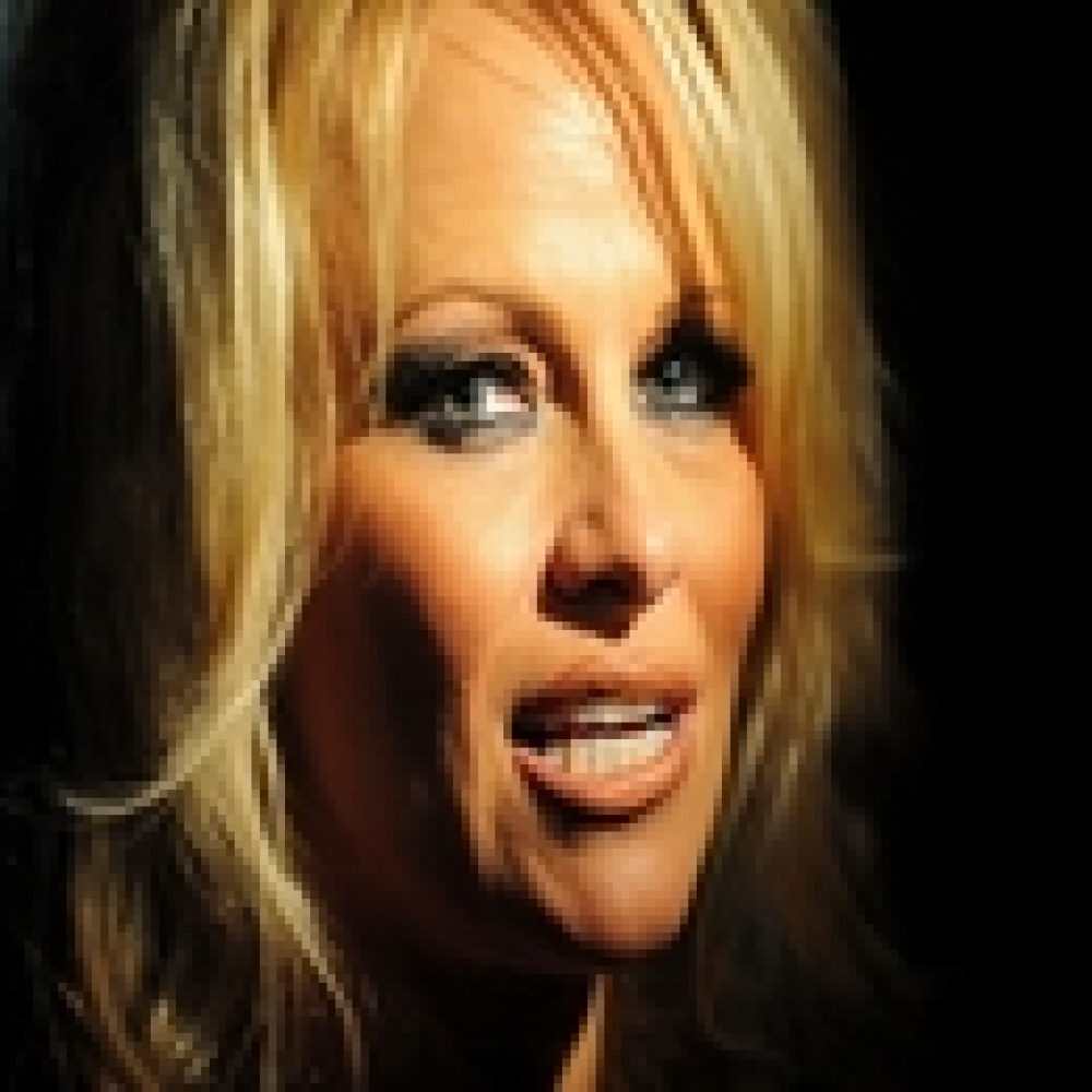 باميلا أندرسون تؤدي دور مريم العذراء في برنامج تلفزيوني