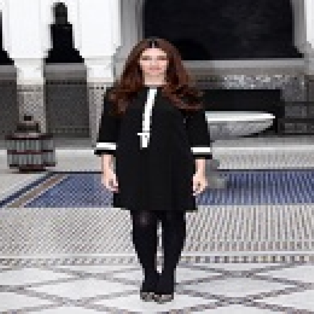 باز فيغا ترتدي "موسكينو"