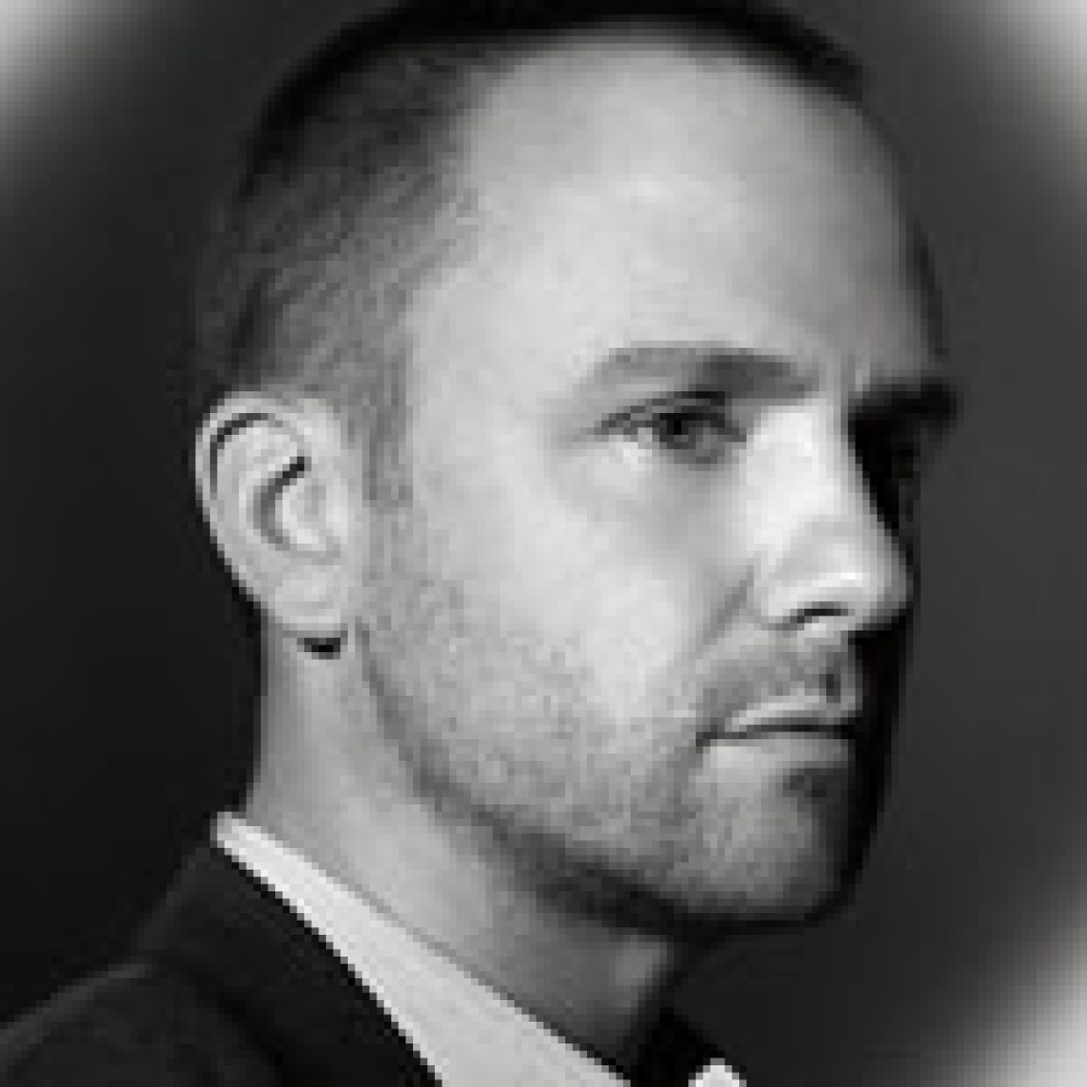 Peter Philips المدير الإبداعي لمستحضرات التجميل في Chanel يخص هي بحوار عن المرأة والجمال