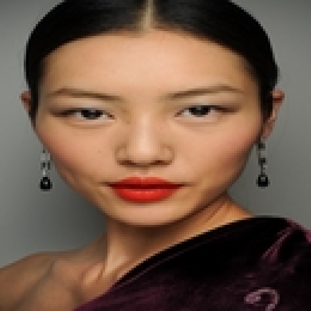 شفاه حمراء بارزة