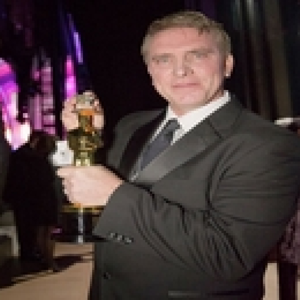 روبرت سترومبرغ يتعاون مع أنجلينا جولي في فيلم  المؤذي 